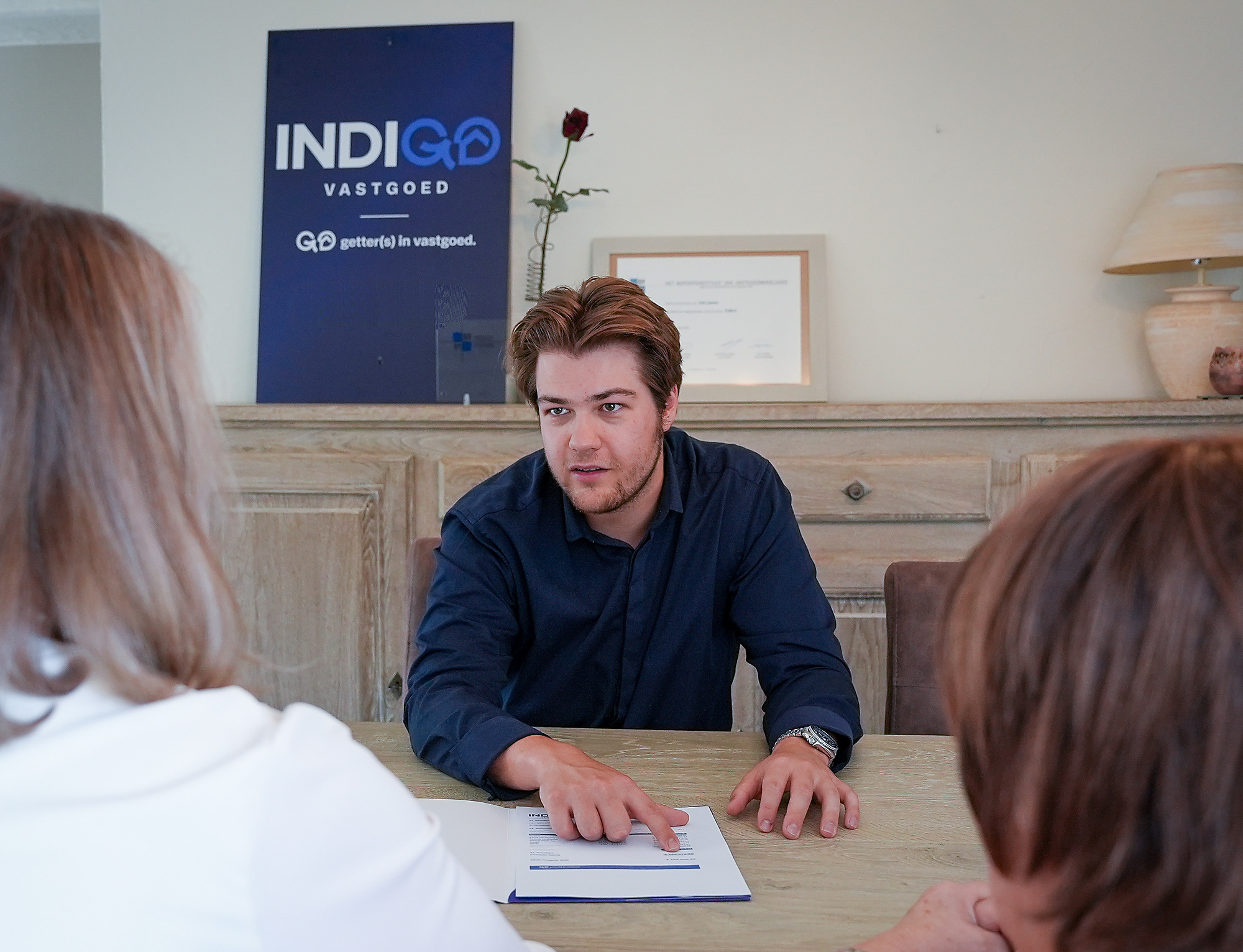 Indi legt de waardebepaling uit aan de eigenaars